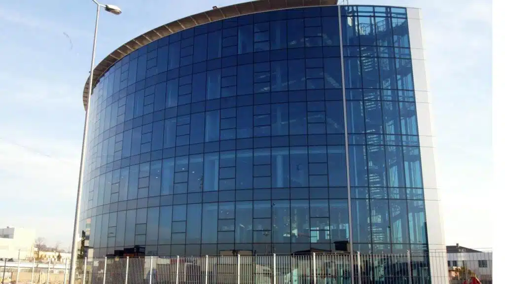 Palazzo Sharma Group 1 Realizzazione del palazzo Sharma Group nella zona industriale di Vicenza. Un palazzo interamente di vetrate di 4 piano più 2 piani sotterranei.